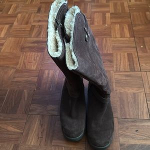 Ugg winter boots size 8 1/2.  These boot were barely worn. There is no damages